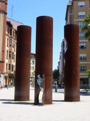 De izquierda a derecha y de arriba abajo: las Torres de San Vicente, el Bilbao Exhibition Center, la plaza Bide Onera, la iglesia de Santa Teresa, la Casa Consistorial con su Torre del Reloj y el Hospital de Cruces.