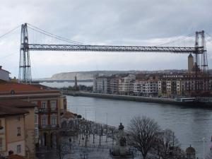 Puente de Vizcaya o Puente Colgante desde Portugalete con Las Arenas al fondo