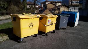 Contenedores de reciclaje de residuos en Otxandio.