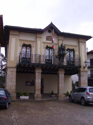 Ayuntamiento de Errigoiti, situado en el barrio de la Villa.