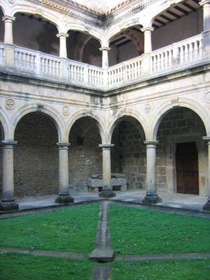 Claustro de la Colegiata de Santa María de Cenarruza.