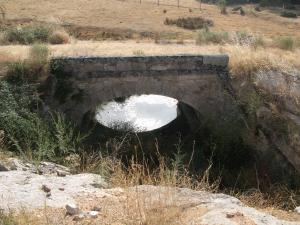 Puente sobre la rivera del Asmesnal