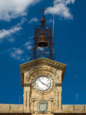 Detalle de la torre del reloj del ayuntamiento y de la «campana torera», con la que se tocaba a concejo en la villa[24]