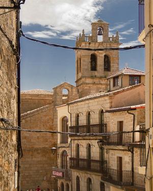 Vista de la plaza y la iglesia desde la calle Rincón del Castillo