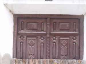 Detalle de puerta de madera labrada.