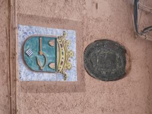 Escudos de la fachada del ayuntamiento.
