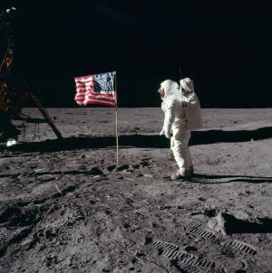 Aldrin pone la bandera de Estados Unidos en la superficie lunar.