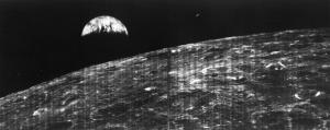 La primera foto de la Tierra vista desde la Luna se transmitió el 23 de agosto de 1966 desde el Lunar Orbiter I hasta la estación espacial de Robledo de Chavela.