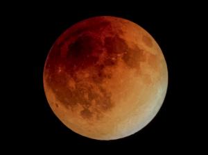 Eclipse lunar total en abril de 1996. En los eclipses de Luna, ésta toma un color rojo causado por la atmósfera.