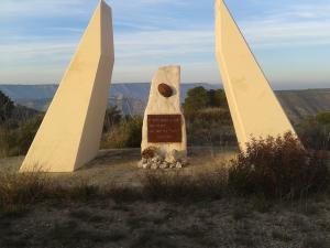 Monumento a los caídos de la Batalla del Ebro en la zona de los Auts de Mequinenza.