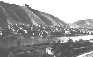 Vista general de la antigua población con el Castillo de Mequinenza en lo alto