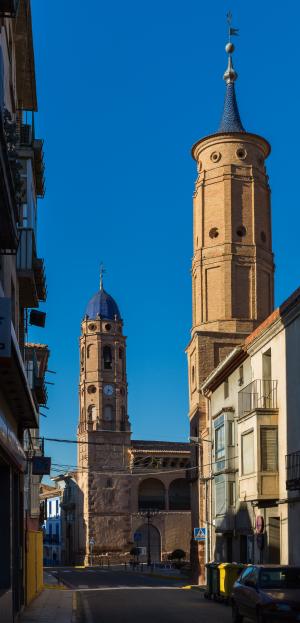 Vista de la iglesia de Santa Ana y la torre del palacio de los Condes de Argillo (dcha.).