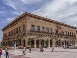 Edificio del Ayuntamiento de Zaragoza, construido a mediados del siglo XX, en la Plaza del Pilar 