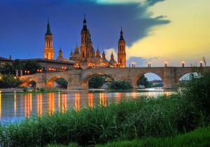 Atardecer en Zaragoza. En primer término, el Ebro; al fondo, la Basílica de Nuestra Señora del Pilar 