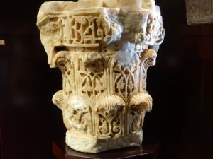 Capitel de alabastro, del siglo XI, del taller de la Aljafería