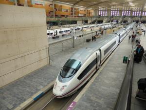 Estación de Zaragoza-Delicias, con AVE procedente de Madrid y con destino Barcelona. El tren es de la Serie 103 de Renfe 