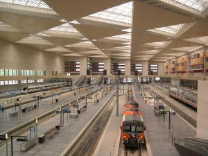 Estación AVE Zaragoza - Delicias: vista interior mostrando un tren regional 
