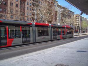 Tranvía de Zaragoza (modelo Urbos 3) en la parada de Emperador Carlos V