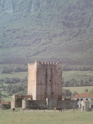 Torre medieval de los Velasco en Lezana de Mena, plena Bardulia 