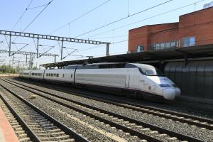 La línea de alta velocidad Madrid-Sevilla atraviesa la provincia de norte a sur, con paradas en las localidades de Ciudad Real y Puertollano 