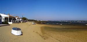 Playa de El Rompido (Cartaya). La tranquilidad de pueblos de pescadores convive con el ritmo frenético del turismo en épocas estivales