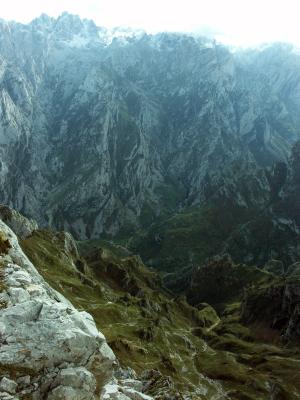 Ilustración del desnivel (2200 metros) presente entre el punto más alto de la provincia, Torrecerredo, y el pueblo de Caín 