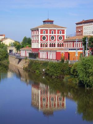El río Ebro en Logroño. Al fondo, la Casa de las Artes y las Ciencias