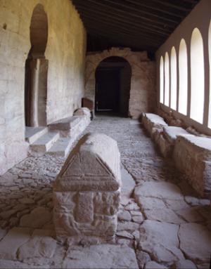 Monasterio de San Millán de Suso con el portaliello de Gonzalo de Berceo y sus sarcófagos de los siete infantes de Lara  las tres reinas navarras