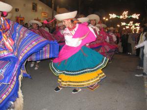 Grupo folclórico iberoamericano durante la celebración de la Feria internacional de los pueblos en Fuengirola y Mijas 