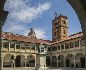 Claustro del edificio histórico de la Universidad de Oviedo.