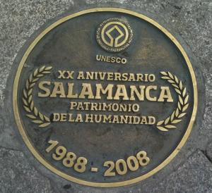 Placa en la ciudad de Salamanca, erigida por el XX aniversario de la elección de la ciudad como Patrimonio de la Humanidad por la Unesco.