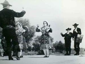 Personas bailando con el típico traje charro salmantino