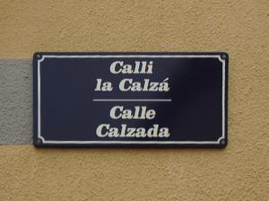 Cartel de una calle de Robleda rotulado en palra y en castellano, en la comarca de El Rebollar.
