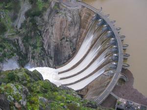 La presa de Aldeadávila, en las arribes del Duero, posee la segunda central hidroeléctrica más importante del país, con 1139 MW instalados.